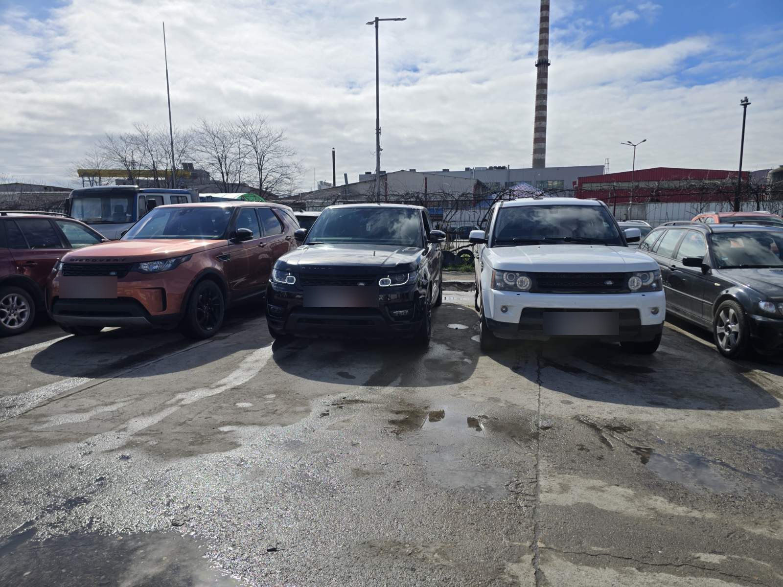 Обслужени автомобили Land Rover пред сервиза